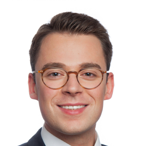 Shimon Merkel wird bei HEUKING befördert